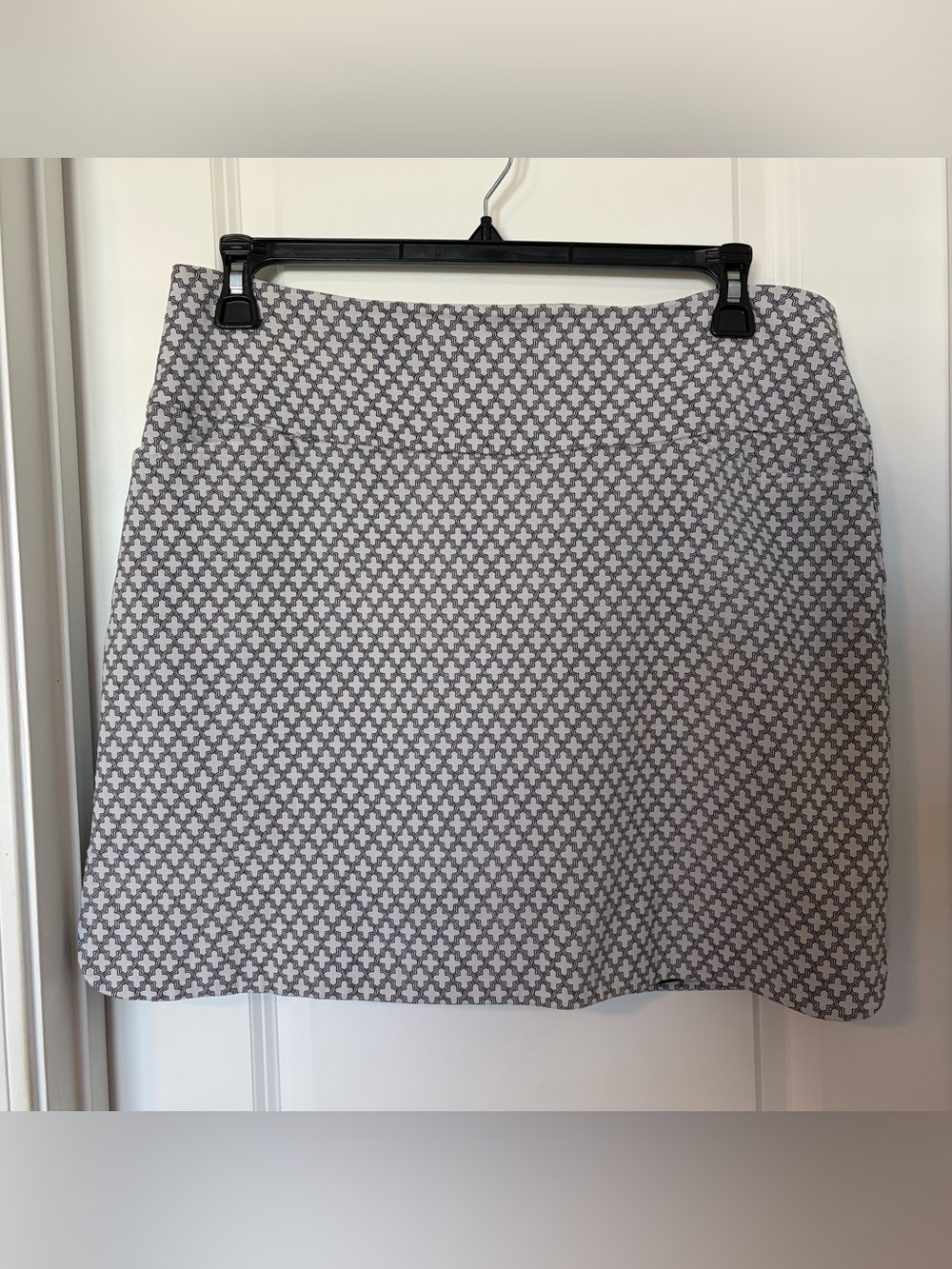SC & Co- Patterned Light Gray Mini Skort
woth lined shorts
Size XL